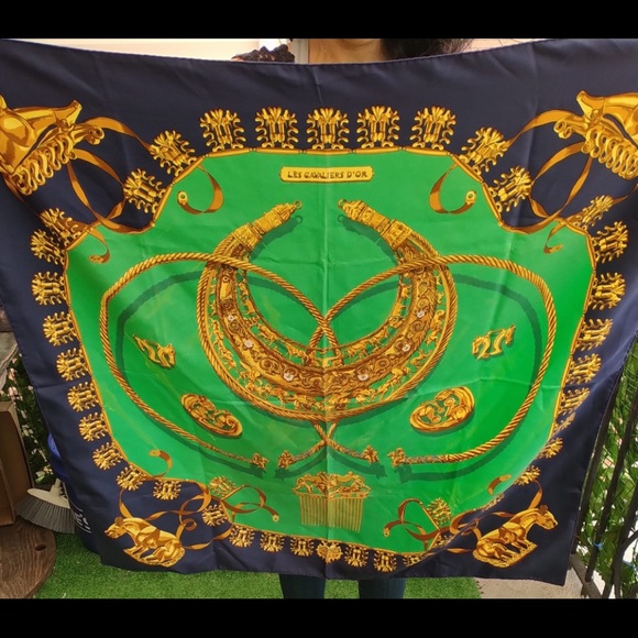 Stunning Christian Dior Vintage scarf 35 x 35 - Picture 1 of 2